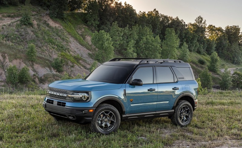 Ford Bronco 2021 mới màu xanh